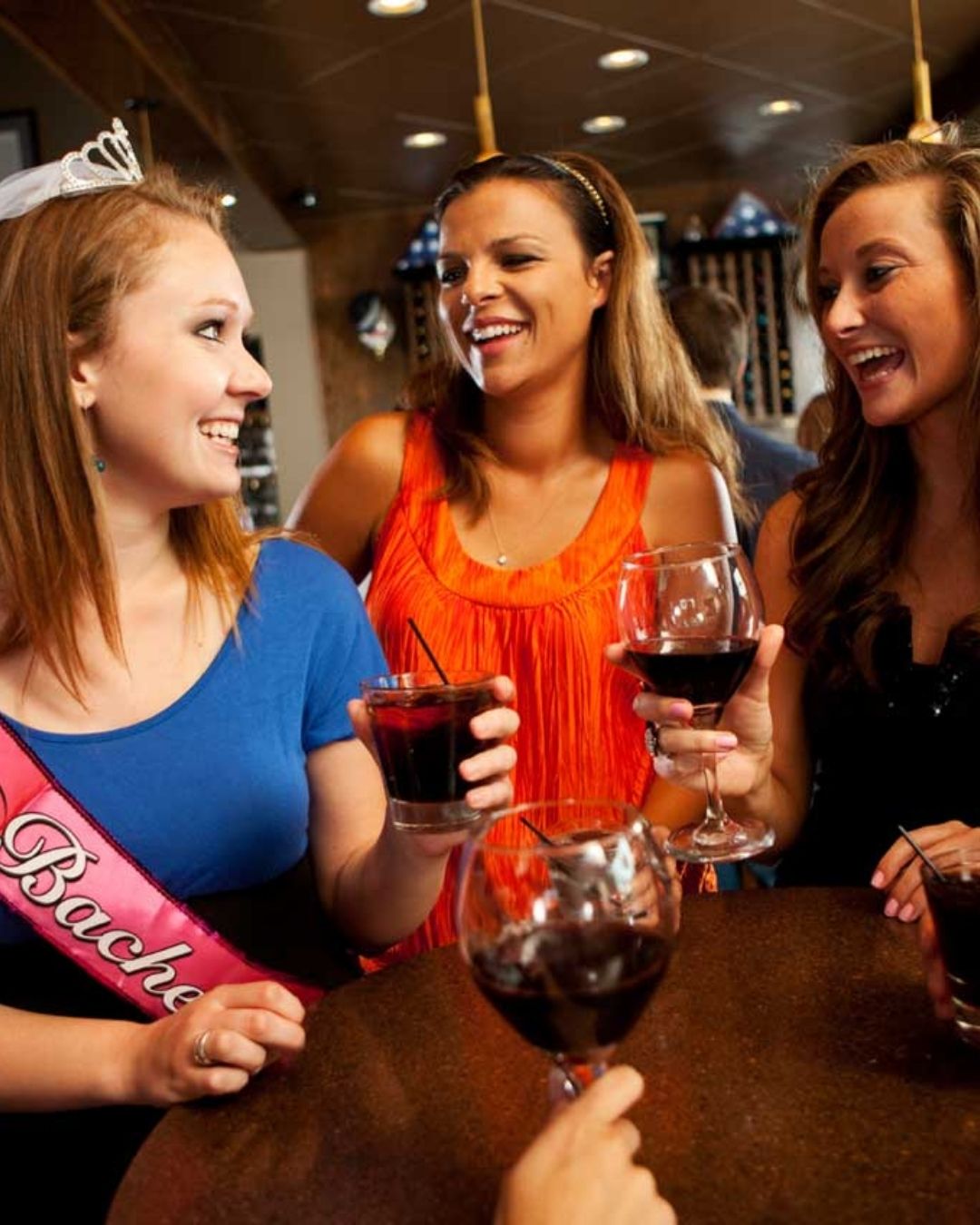 Brindis grupo despedida cata vinos Salou